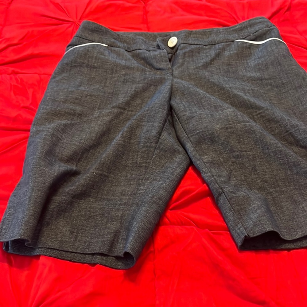 These are 10 petites Bermuda shorts